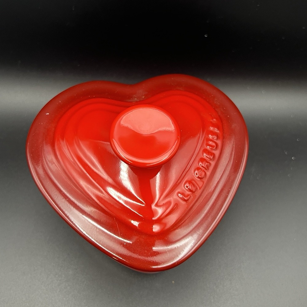 Le Creuset Ombre Red Heart Shape Miniature Covered Ramekin Stoneware Cocotte - Picture 2 of 12